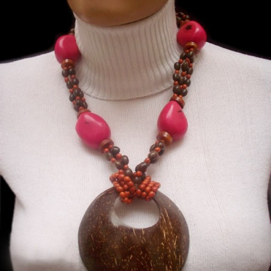  NECKLACE OF COCONUT AND TAGUA