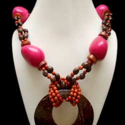  NECKLACE OF COCONUT AND TAGUA